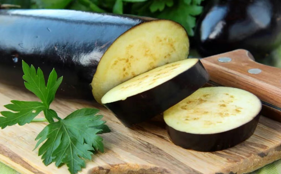 【#生吃茄子能减肥系谣言#】#官方辟谣生吃茄子能减肥# 网上有人说茄子是天然的吸