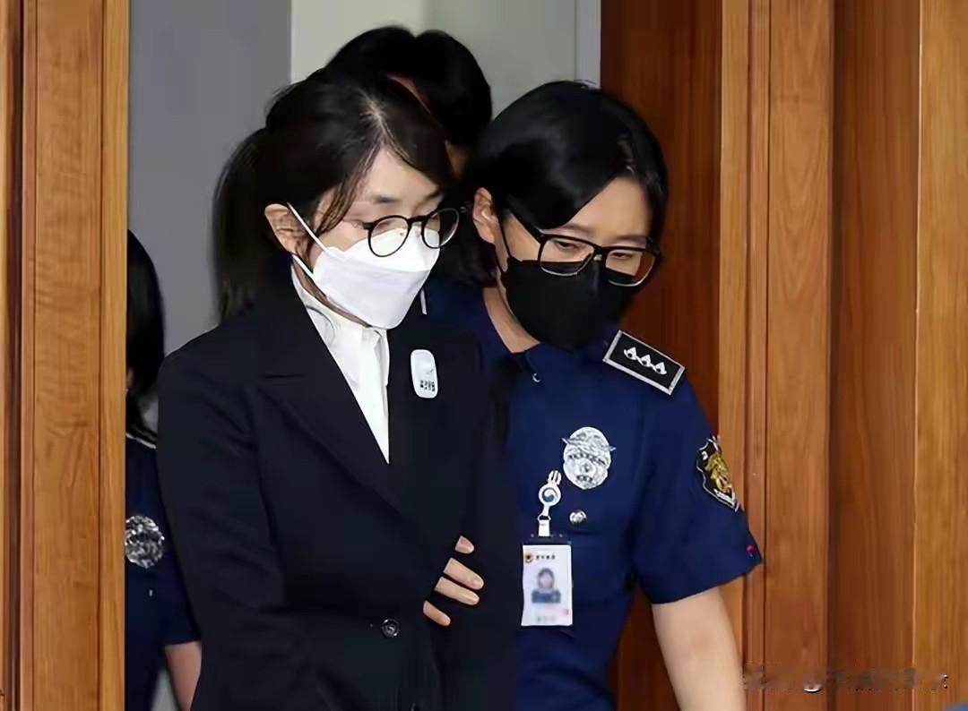 尹锡悦夫人金建希承认收受名牌包包
尹锡悦夫人金建希最终还是招供了。
11月5号，