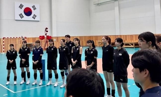 国际排坛动态韩国女排韩国女排于23日再次在镇川选手村集结，在费尔南多·莫拉莱斯教