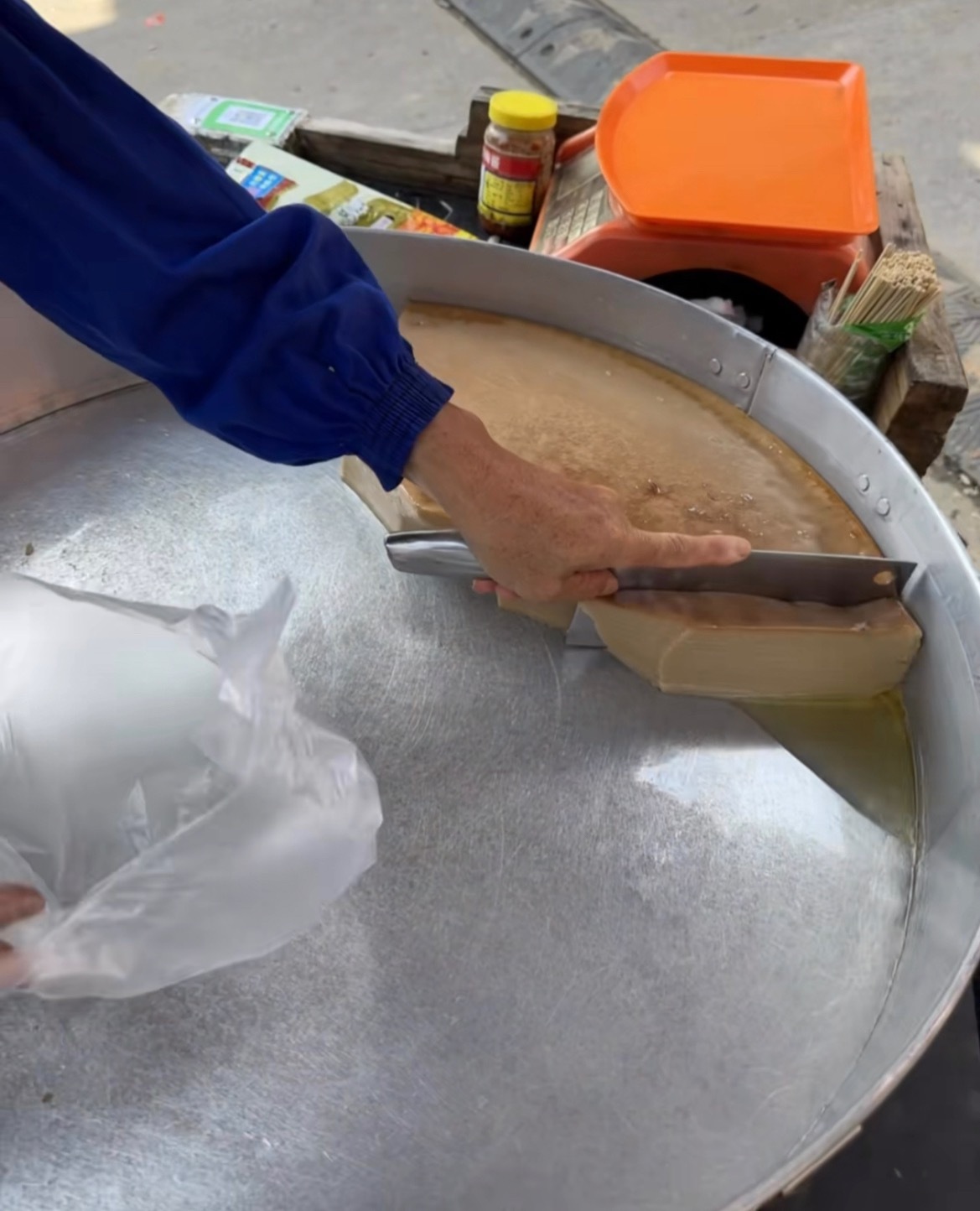 玉林咸糕 玉林市兴业县的特色美食～咸糕。长大后才懂，我们都在找小时候的味道！ 人