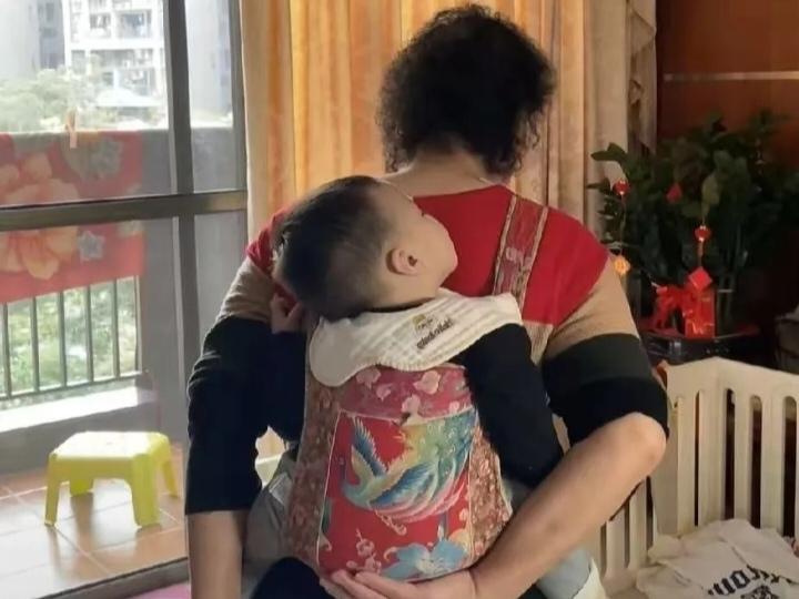 女儿结婚三年了，生了个儿子。父亲第一次坐车去女儿家看外孙，刚进家门，就见到亲家母