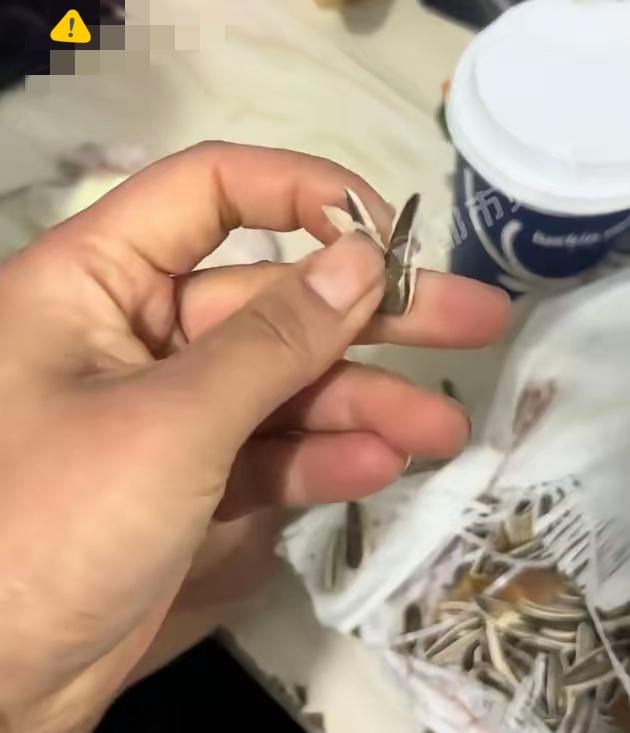 山东男子花29.9元网购5斤瓜子，
本以为捡了大便宜，
结果收到货一称只有一斤多