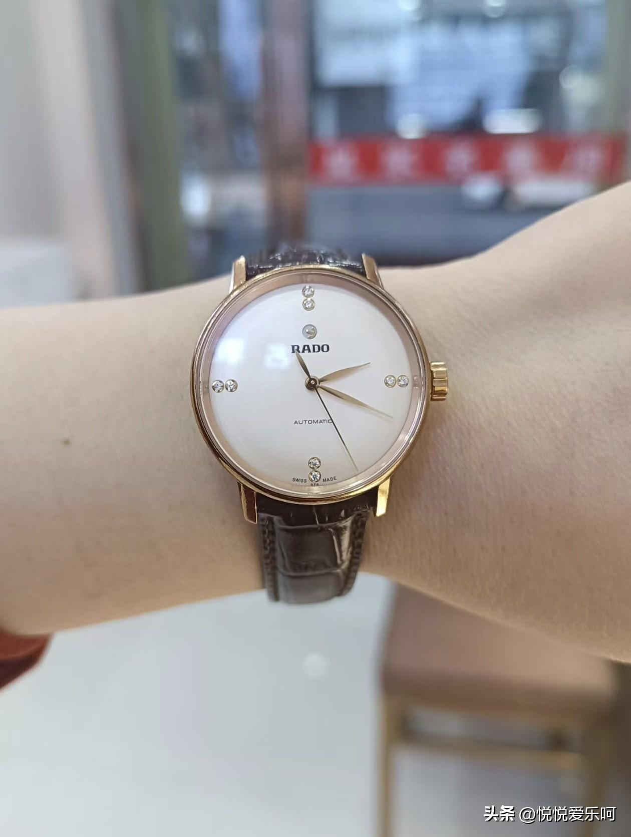 这块看起来不起眼的手表，竟然价格却如此惊人:一万多！我现在戴的手表十几年前买的也