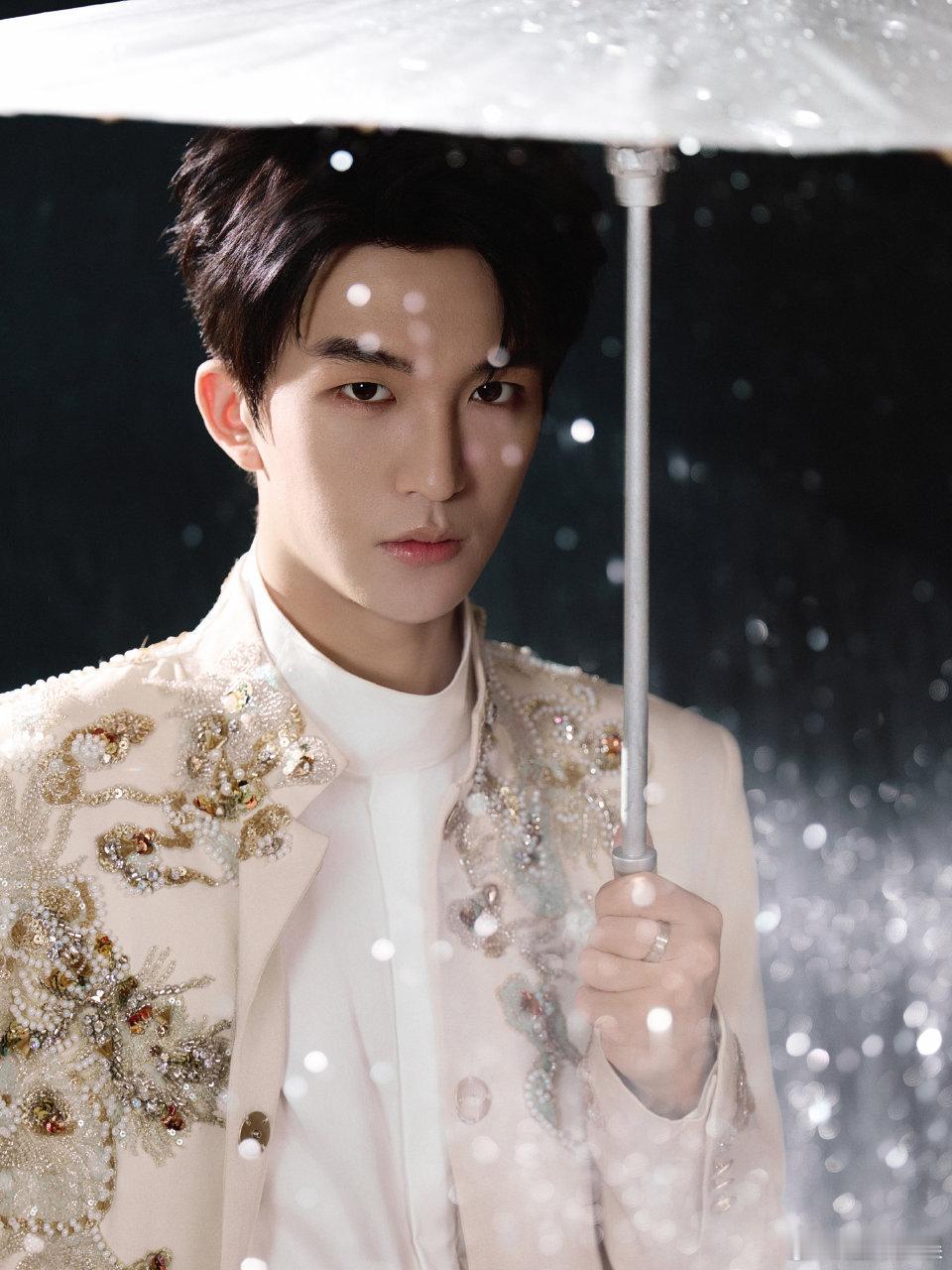 欧阳娜娜黄子弘凡合唱我的爱没前奏黄子弘凡唱无想今晚的江苏卫视跨年好热闹，欧阳娜娜