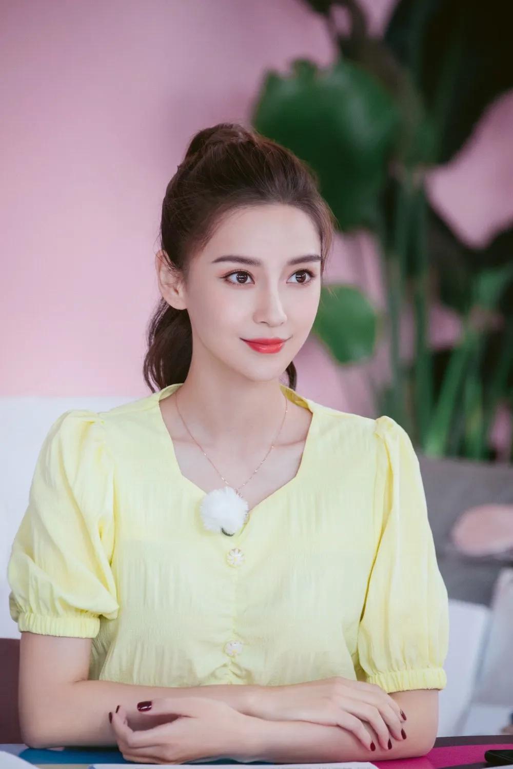 《杨颖或将开启“名媛培训班”，稳赚不赔的背后？》

近日，一则关于杨颖计划开演技