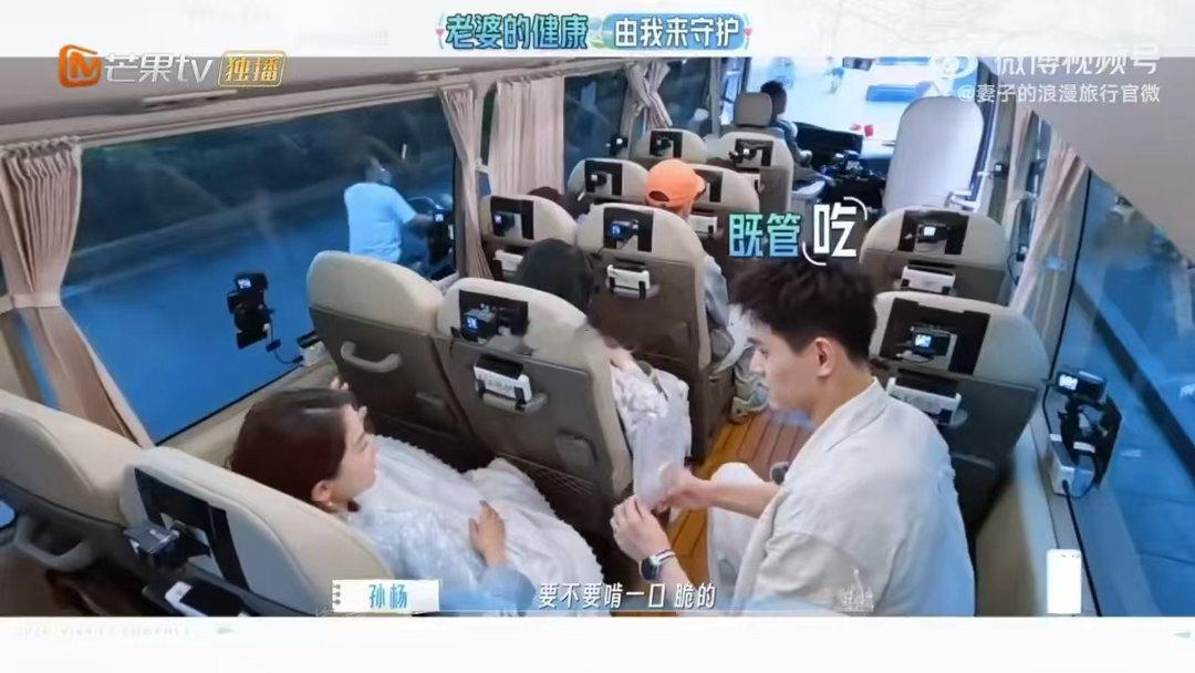 孙杨用体温给张豆豆焐热水瓶 张豆豆肠胃炎不能喝冰水，孙杨就一趟趟往外跑买水。买回