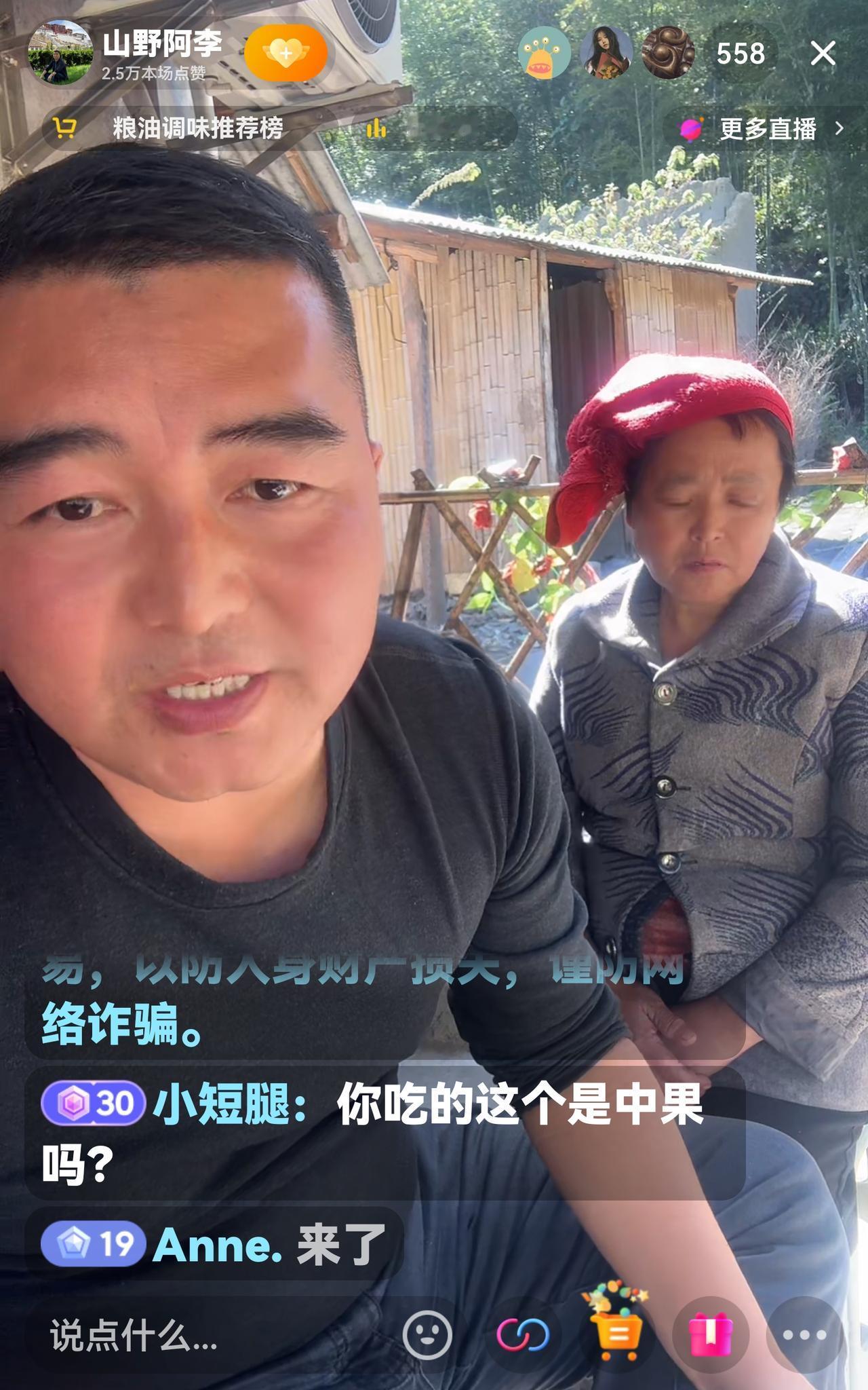 啤酒婶的儿子过几天就要回来了，她早已习惯了阿李的陪伴，并未因儿子即将归来而流露出