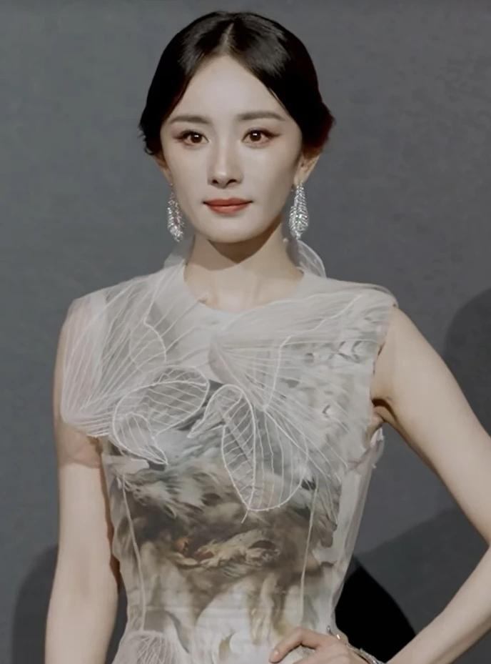 W年度光影盛典红毯女星生图怼脸拍。杨幂 唐嫣 倪妮 刘诗诗 宋茜 辛芷...