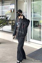 罗云熙成都家乡韵味潮流穿搭 成都街头的罗云熙，穿搭满满的都是家乡韵味，清冷又雅致