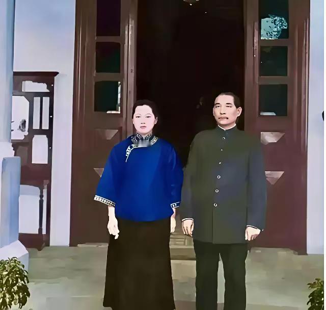 这是30岁的宋庆龄和丈夫孙中山的真实样貌，这可不是演员扮演的，俩人郎才女貌，天作