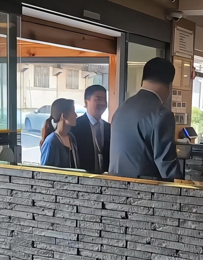 章泽天换新造型亮相，此次章泽天丈夫也面带笑容。从曝光的画面可以看出，章泽天和丈夫