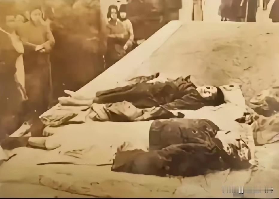 这张100年前照片，郭松龄夫妇被张作霖处决后暴尸，夫人穿着玻璃丝袜，没穿鞋。
是
