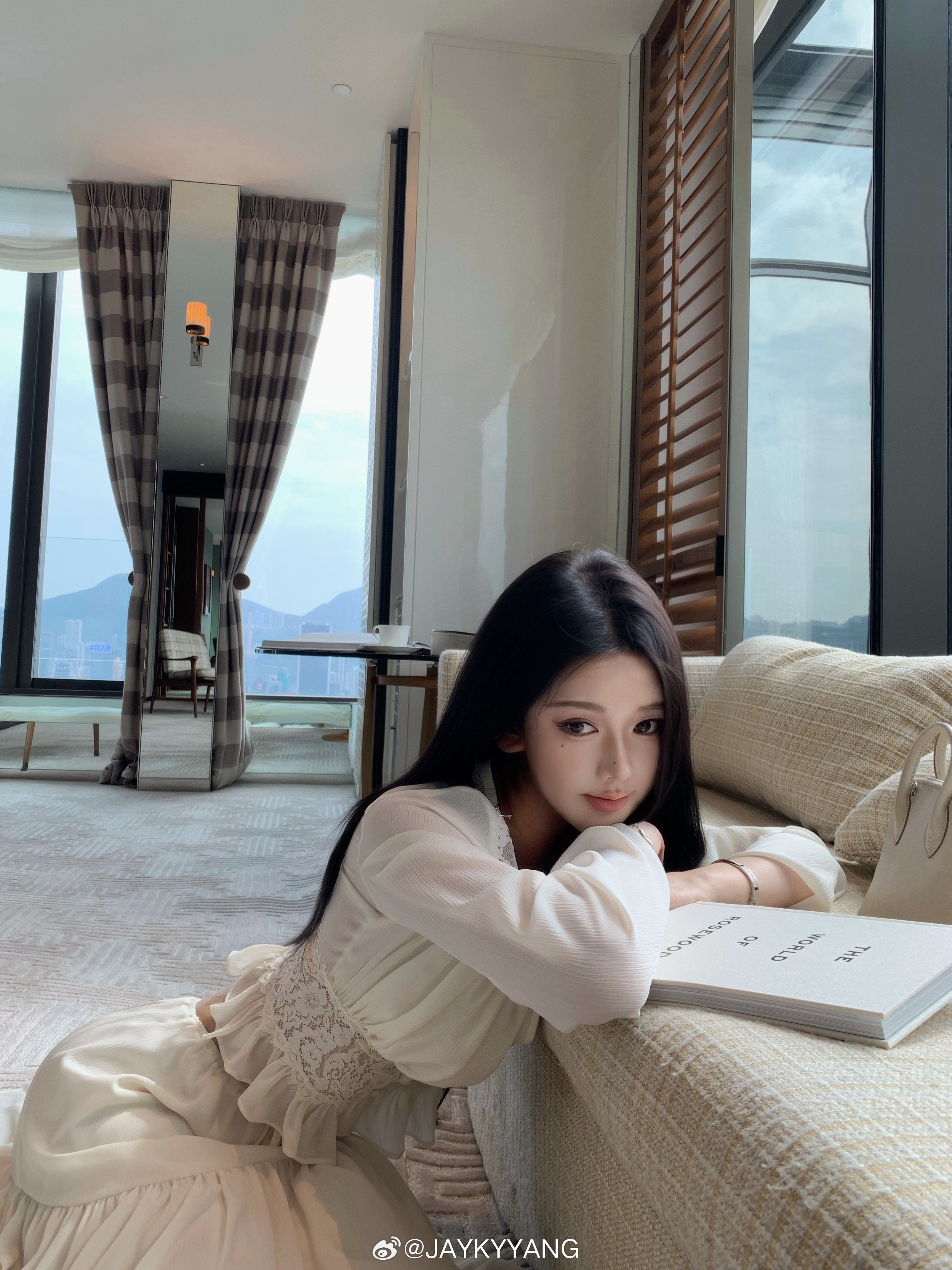 人每次在遇到自己心动的衣服的时候都会变得词穷…脑子里就只剩下好看两个字🤍偏法式