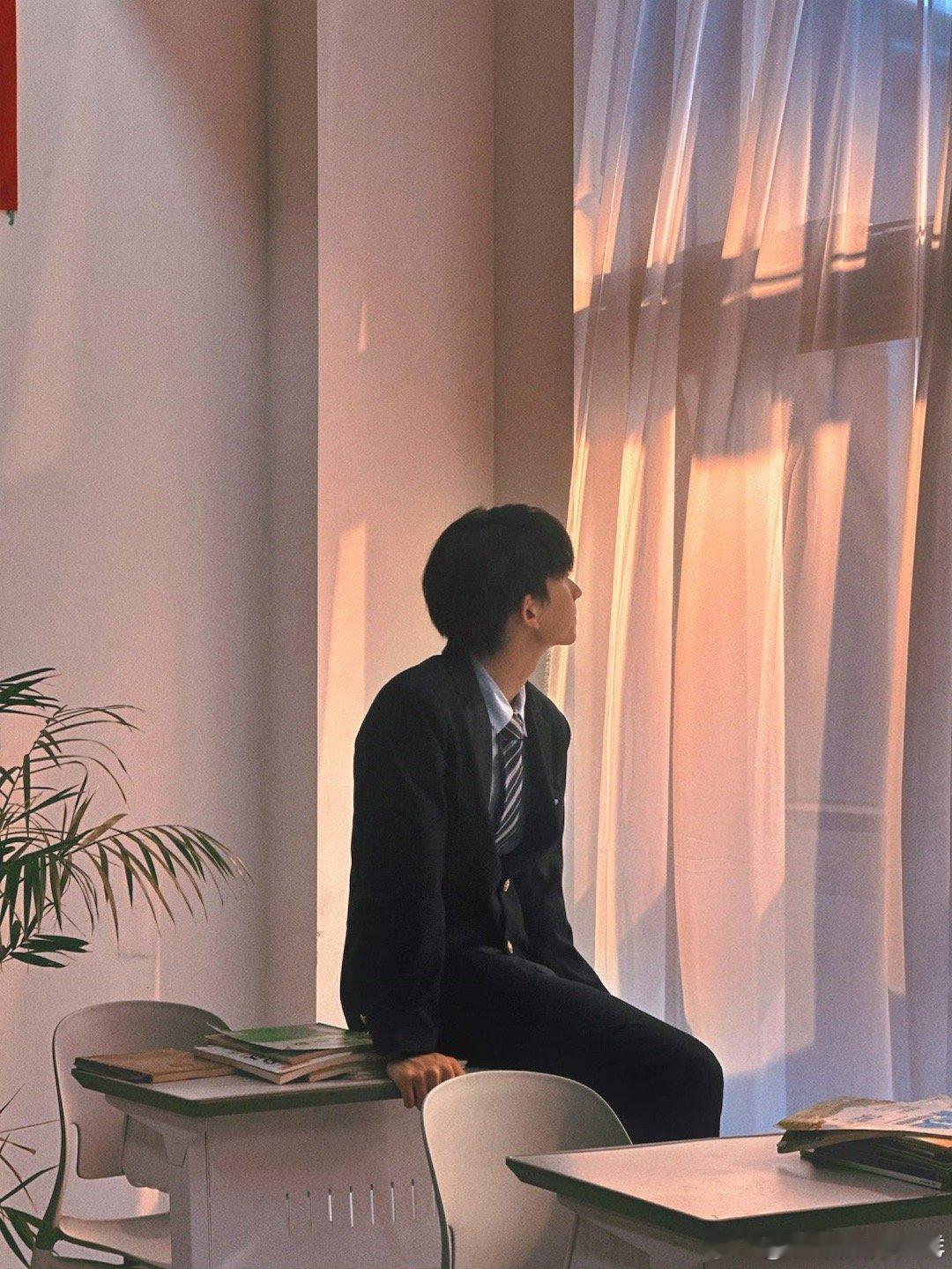 一直觉的陈添祥这张以窗帘为背景的照片似曾相识，今天终于想起来了。制片人是在致敬《