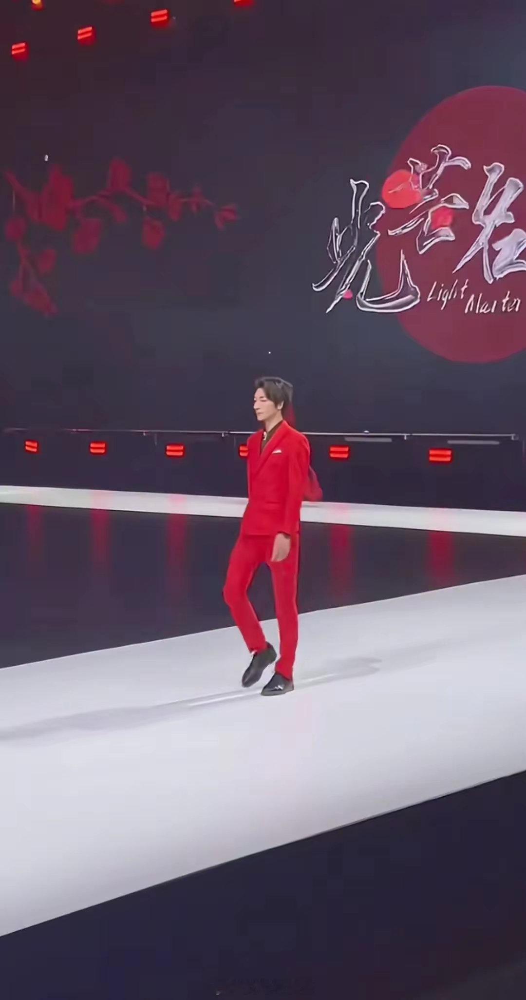 张亮儿子天天和爸爸长的一模一样了，小时候的样子长开了 ​​​