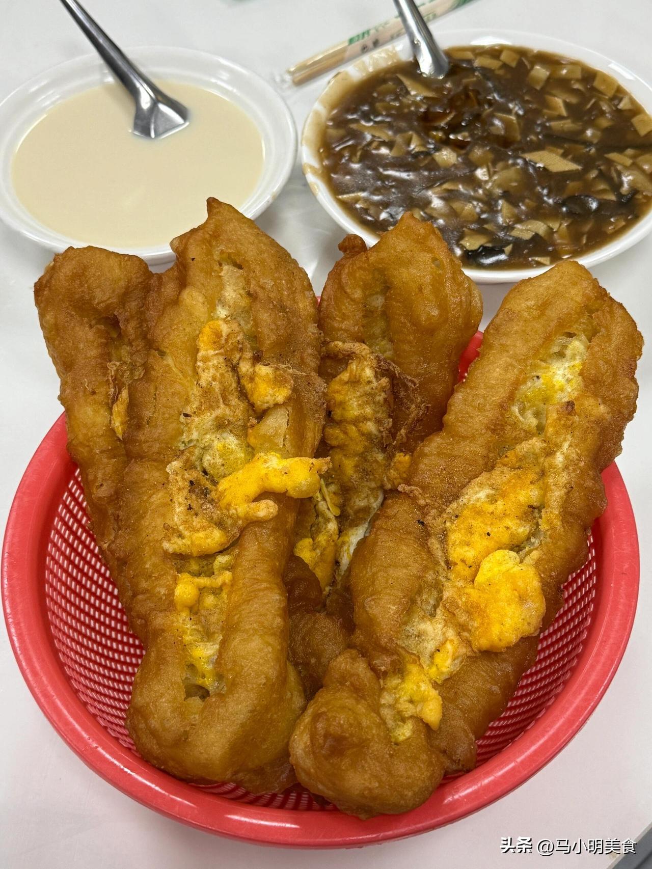 今天早上上班吃了5根油条，泡着豆腐脑吃，一碗吃过早饭以后回到工位上就很犯困，开完