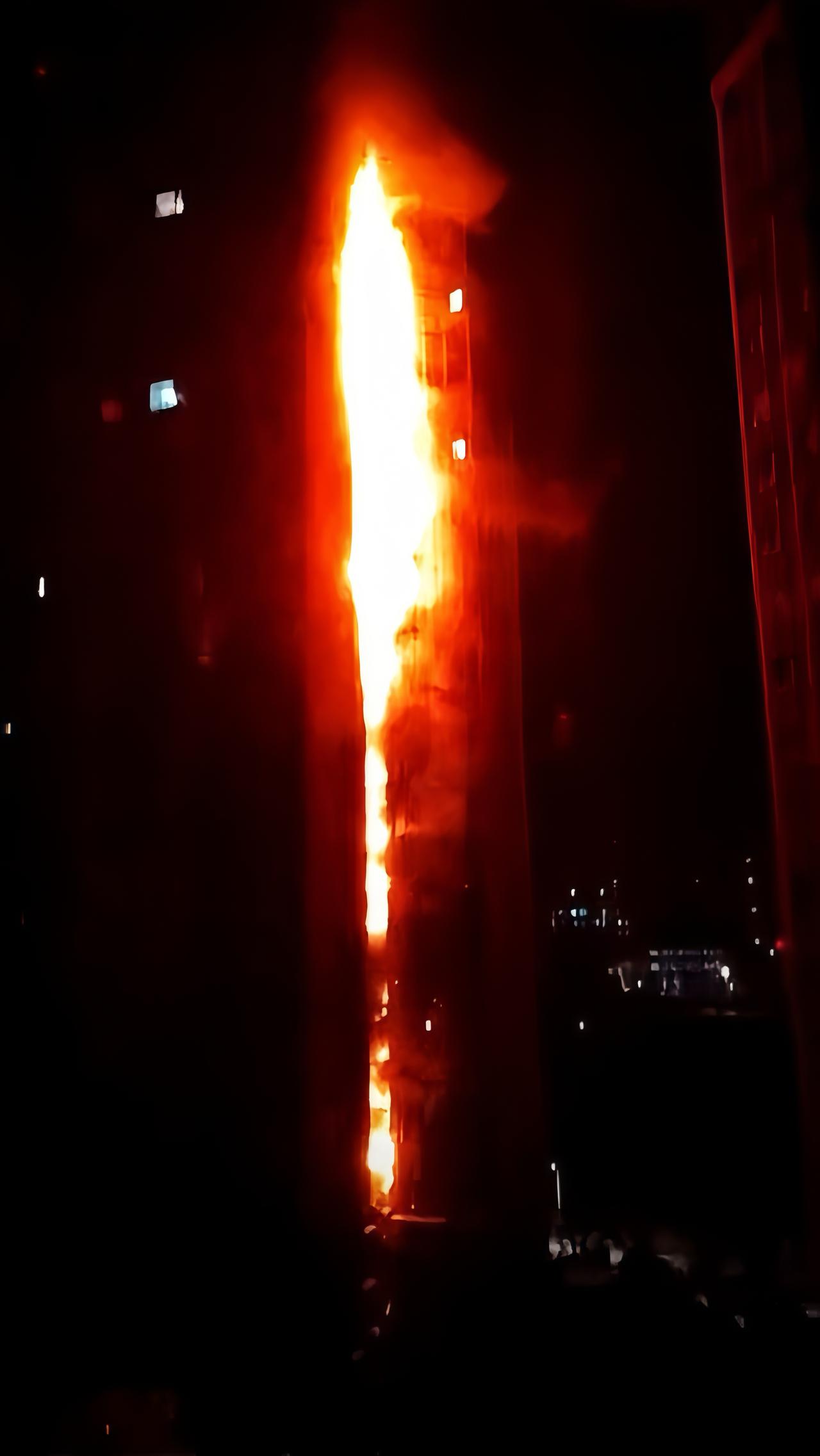 ［凌晨突发火情！阆中一小区火灾快速扑灭 无人员伤亡］

7月13日4时23分，阆