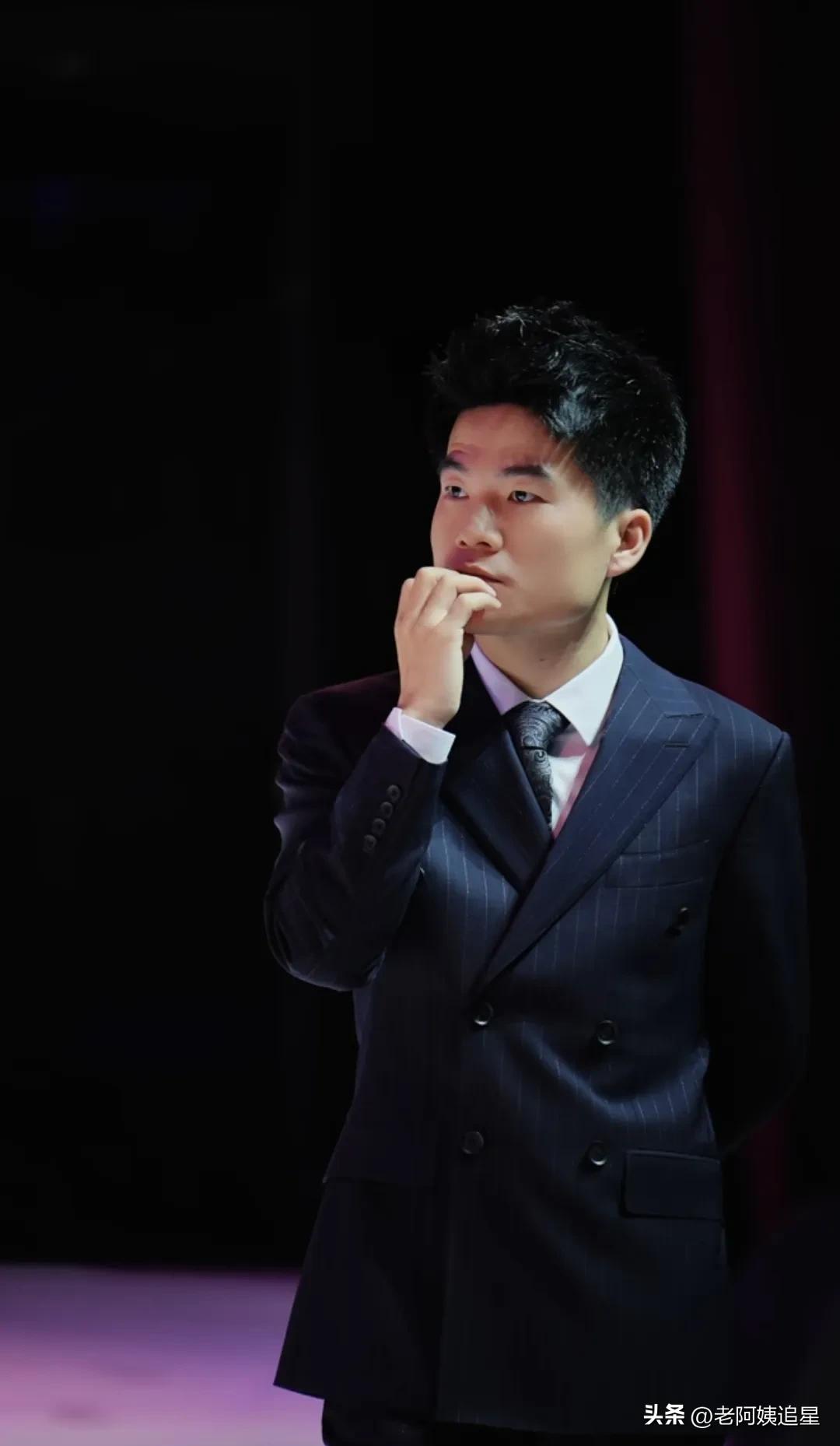董老师17点45发的视频回顾跨年音乐会
只用了四个多小时冲到抖音热榜第19位
粉