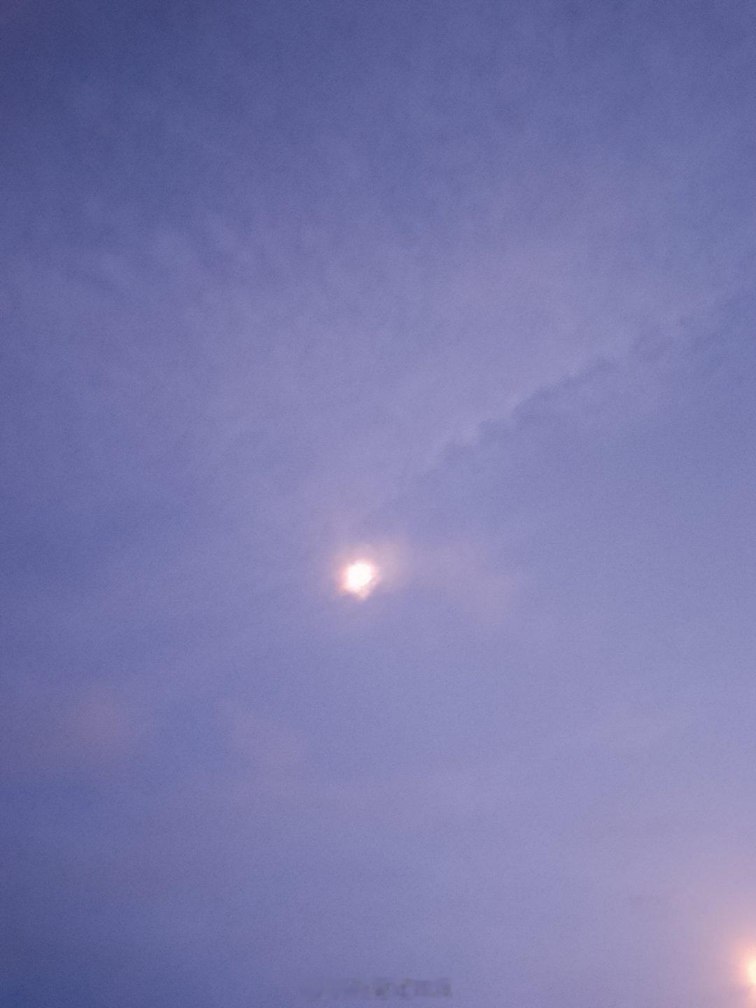 夜幕落下，月亮悄悄爬上夜空，一个人，慢慢走在路上🌙 