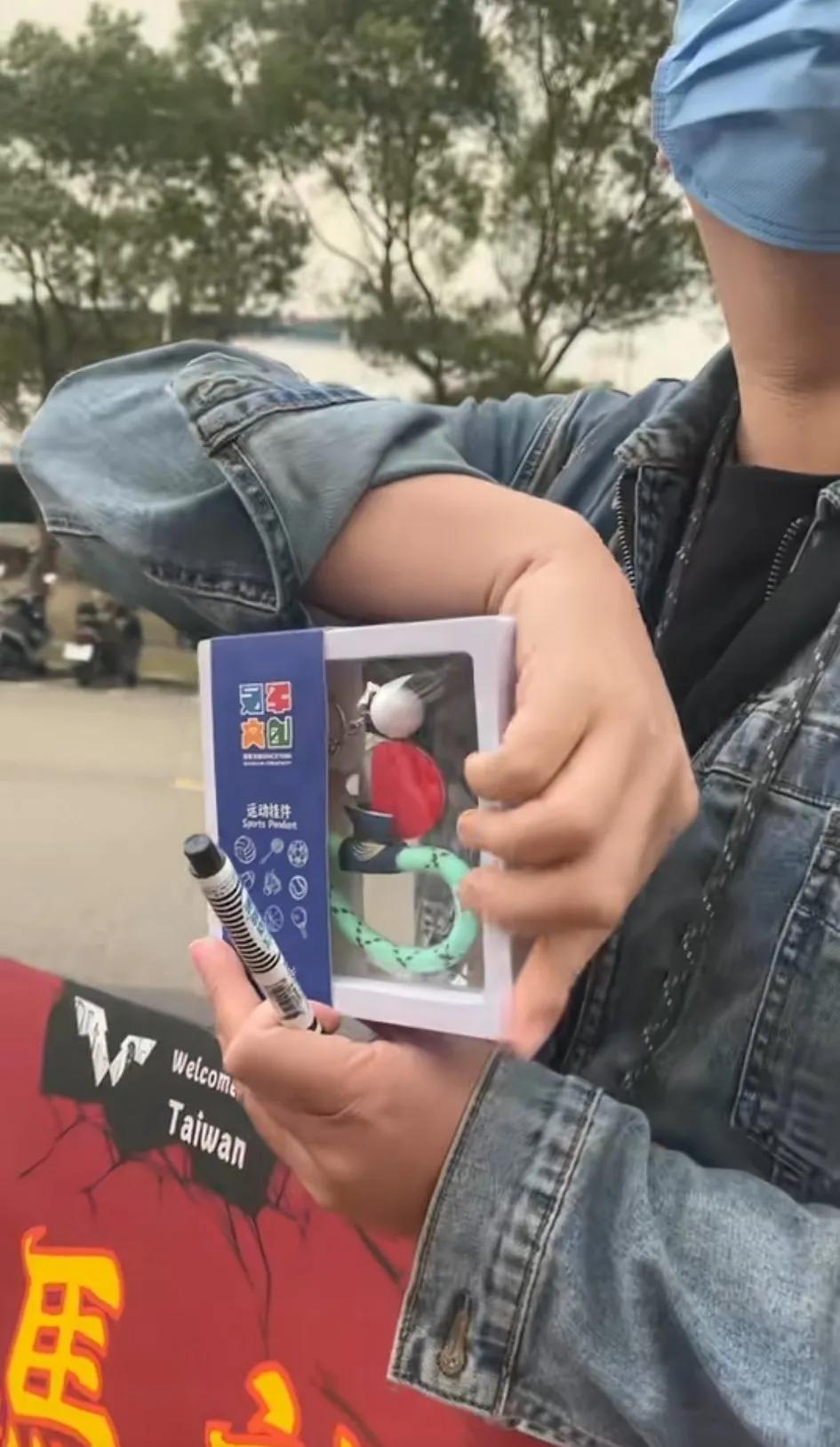 台湾男子追了马龙一个礼拜，拿到一个礼物和几个签名，内地的都难得拿到签名
有个外国