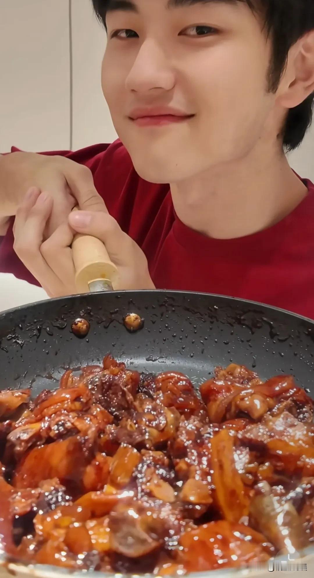 董璇过来看看吧，这才是姐弟恋里弟弟该有的样子！
孙丞潇晒在家里做红烧猪蹄，做得有