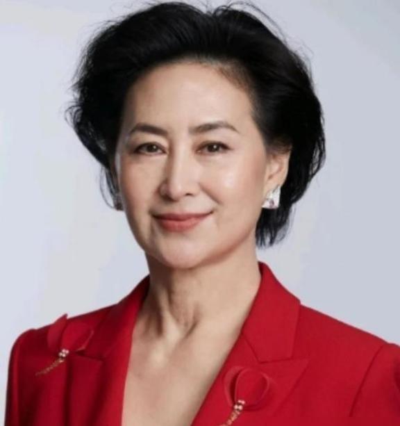 何鸿燊赌上海50年追不上香港。
何鸿燊1921年出生在香港一个有欧亚混血背景的商