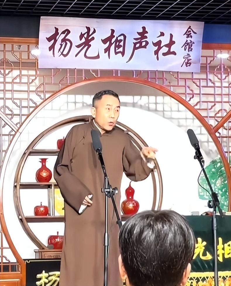 一声“杨老五”引爆小剧场，杨议台上与观众起争执，文旅介入核查

10月25日晚，
