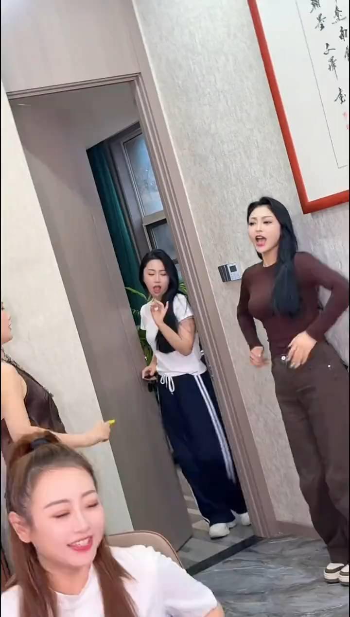 天涯呀海角，觅呀觅知音。小妹妹唱歌，郎奏琴郎呀，咱们俩是一条心。