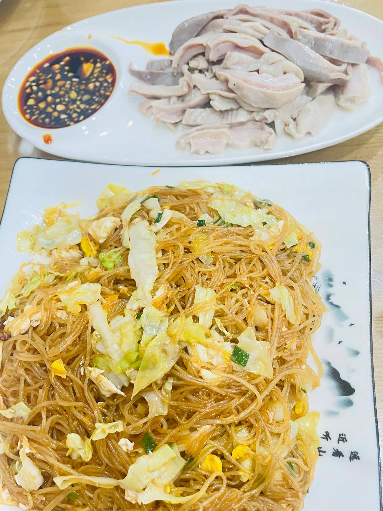 今天这家土菜馆打卡。他家的白切系列一直是我的心头好，白切鸡、白切鸭那叫一个新鲜美