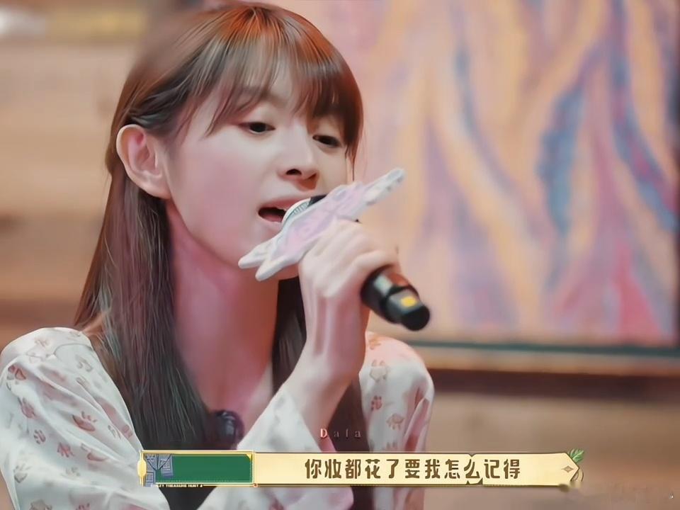 田曦薇素颜唱k寻宝小队今天在忙啥忙忙碌碌寻宝藏 早起素颜K歌名场面来了，小田沉浸