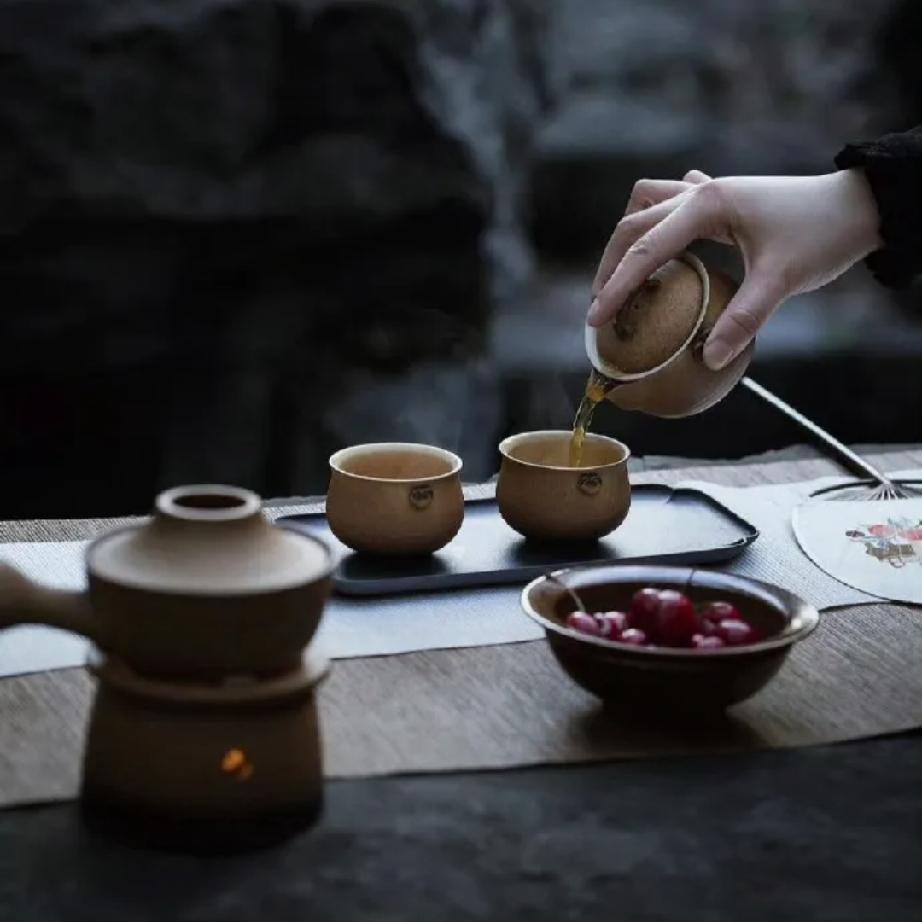 人老了才明白：不管谁家，条件再差，只要老伴帮你洗过内裤，洗过鞋，还帮你买过袜子，
