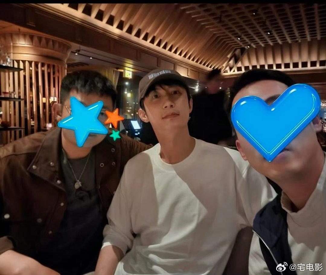 黄景瑜去了巴塞尔艺术展黄景瑜去了香港巴塞尔艺术展从荧幕硬汉到艺术展常客，黄景瑜赴