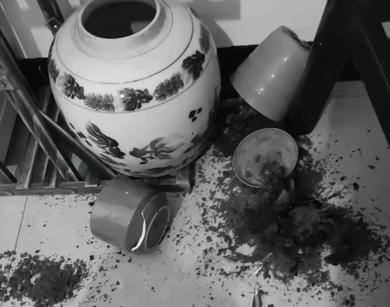78岁老人出殡，侄子要3万才肯摔老盆，大女儿没有惯着，一个举动让侄子傻眼了！
