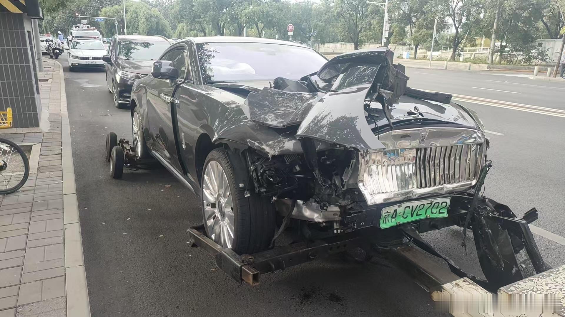 之前陈震说他的车都只买交强险不知道这次闪灵有没有商业险呢[doge]陈震劳斯莱斯