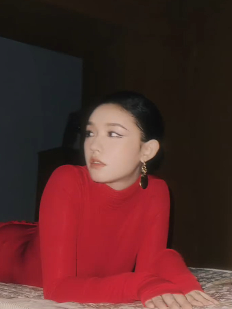 林允 烈焰红裙小烟熏  不得不说林允这一次的妆造真的就像是一朵娇艳欲滴的红玫瑰，