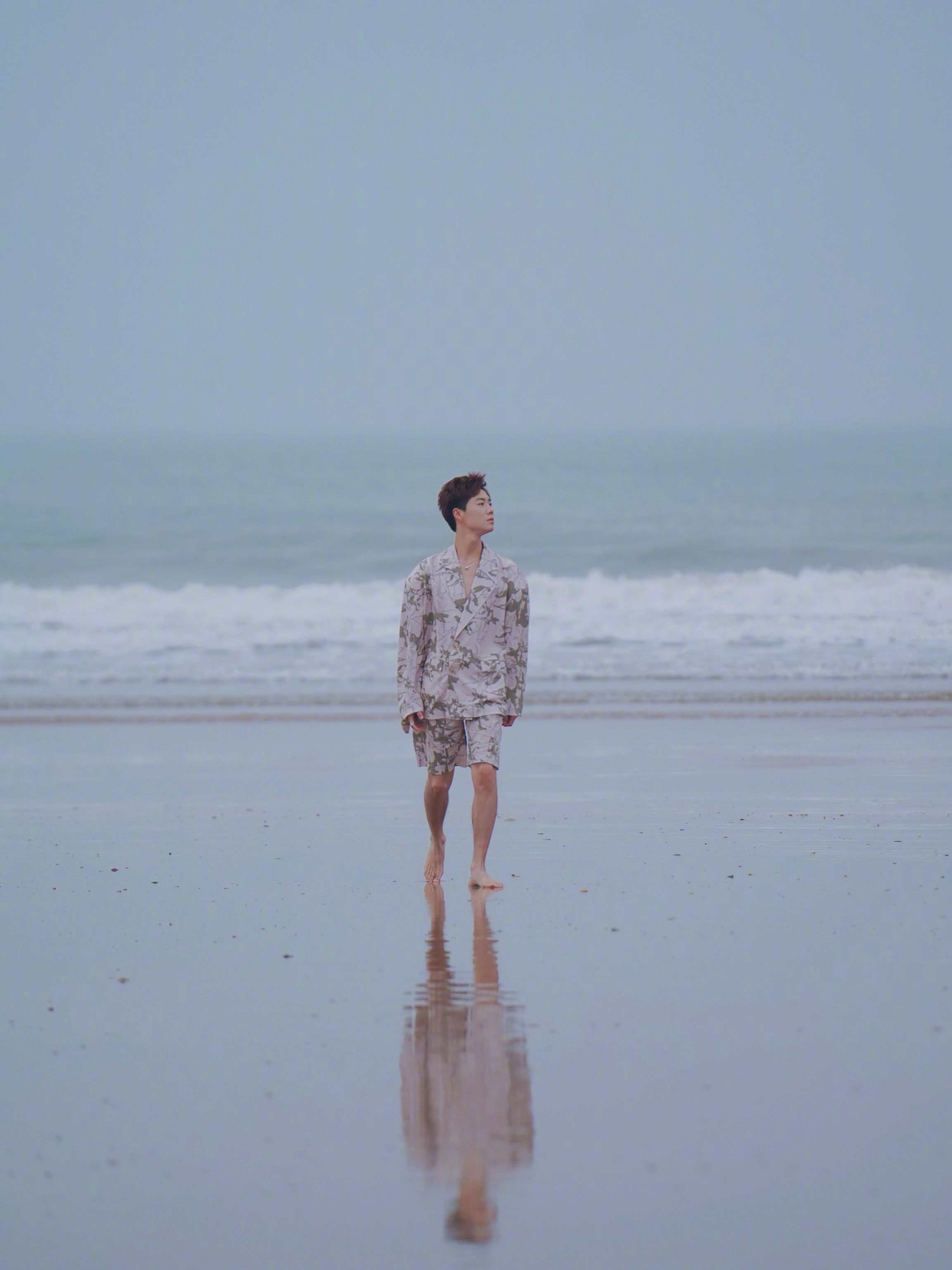 #中国高保湿挑战之旅##不止旅行#踏着柔软的沙滩，我来到了青岛的海边。凉爽的海风