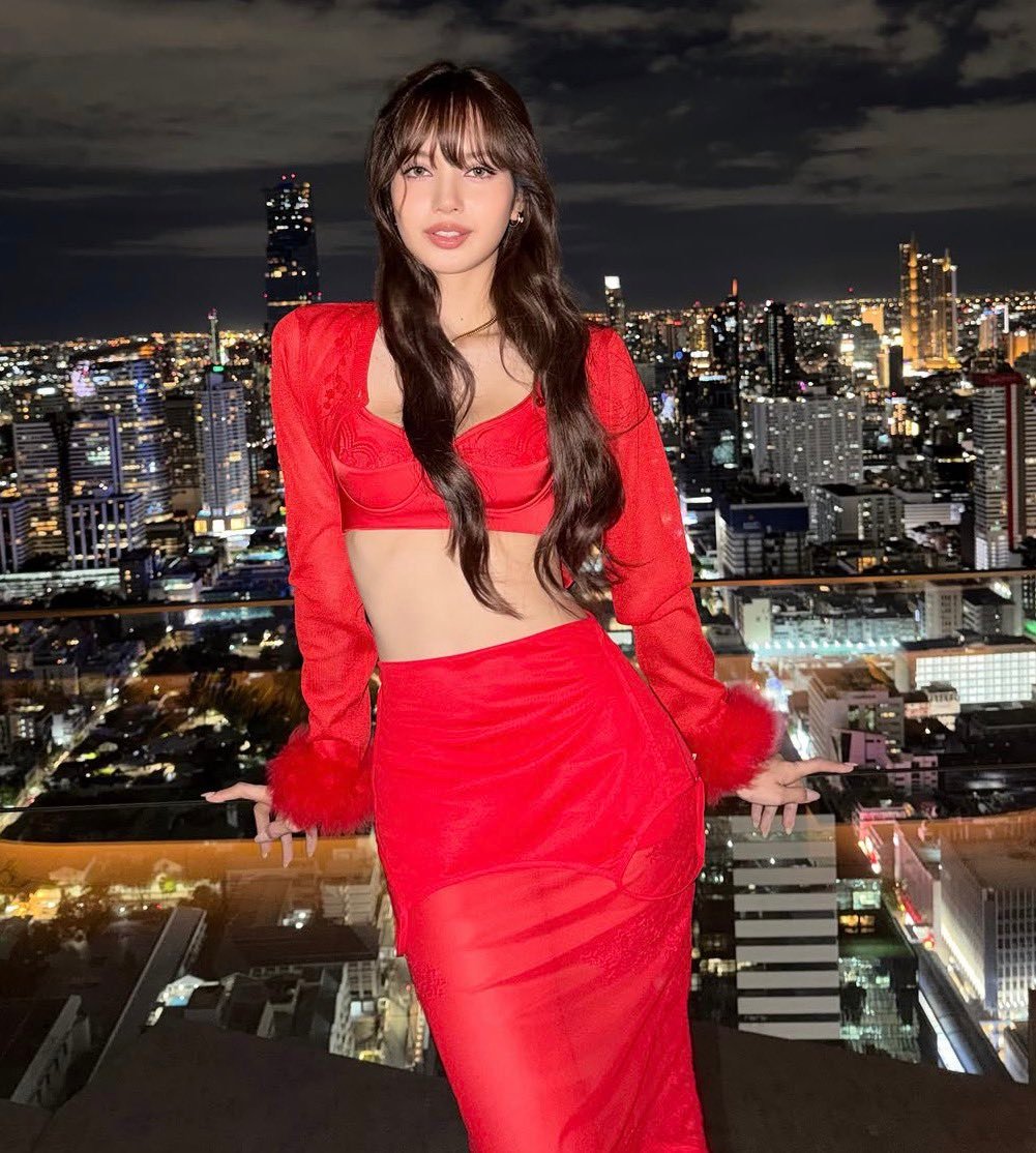 LISAlisa Lisa更新ig啊啊啊这身太美了吧 红玫瑰🌹 Lisa把手机