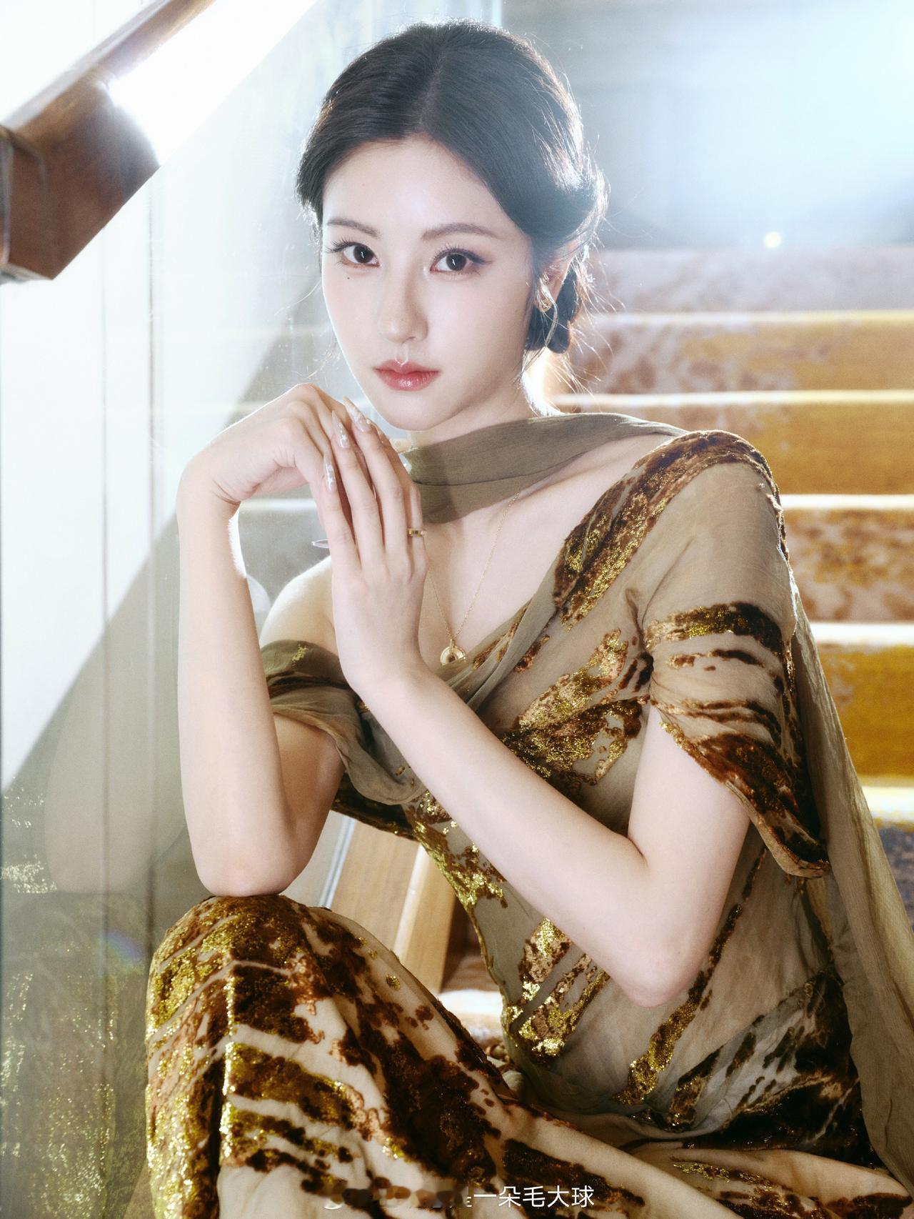 优雅与性感，你会怎么选美女穿搭写真