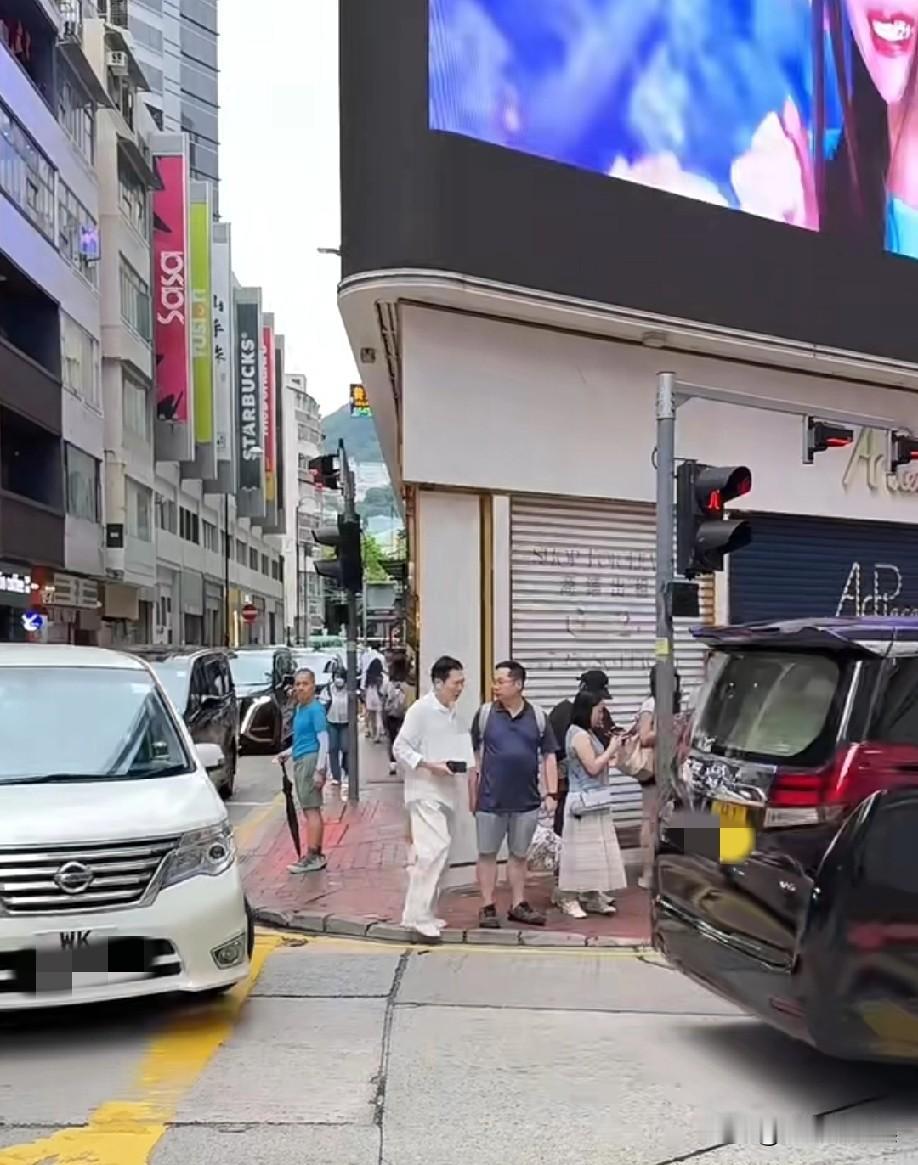 6月24日，有人拍到77岁的向华强独自现身铜锣湾街头，他一身白色装扮，干净利落又