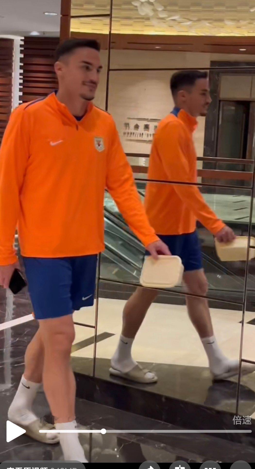 特派员桃子在上海酒店拍的视频，一切正常