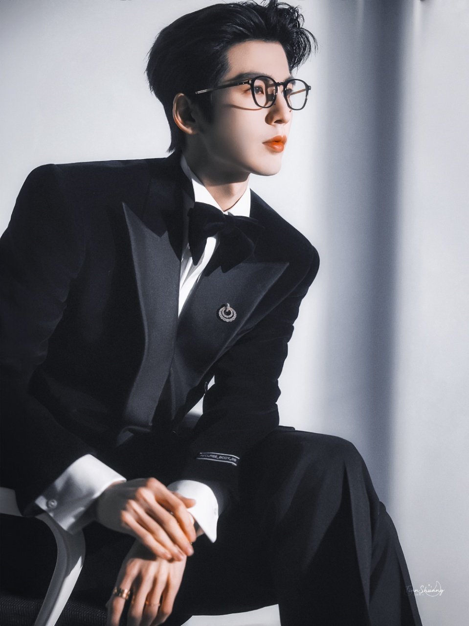 春晚可以把张凌赫放左上角一直走秀别的都不重要，春晚只要把张凌赫放左上角一直走秀，