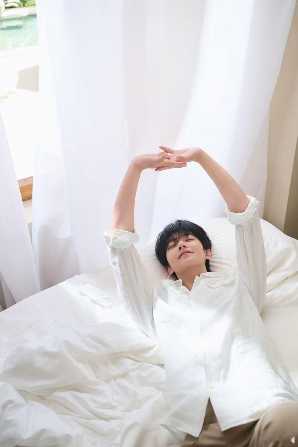 杨洋真是铁了心要养梦女 反复刷这段预热，妥妥的专属做梦素材库。看着画面里温柔的氛