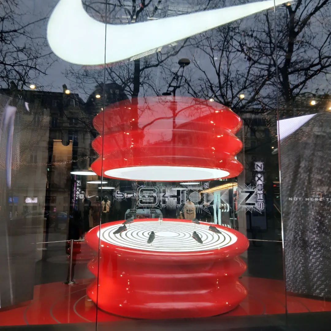 2026法国巴黎耐克店的 SHOX Z 陈列  突出了SHOX的特点鞋控的日常球