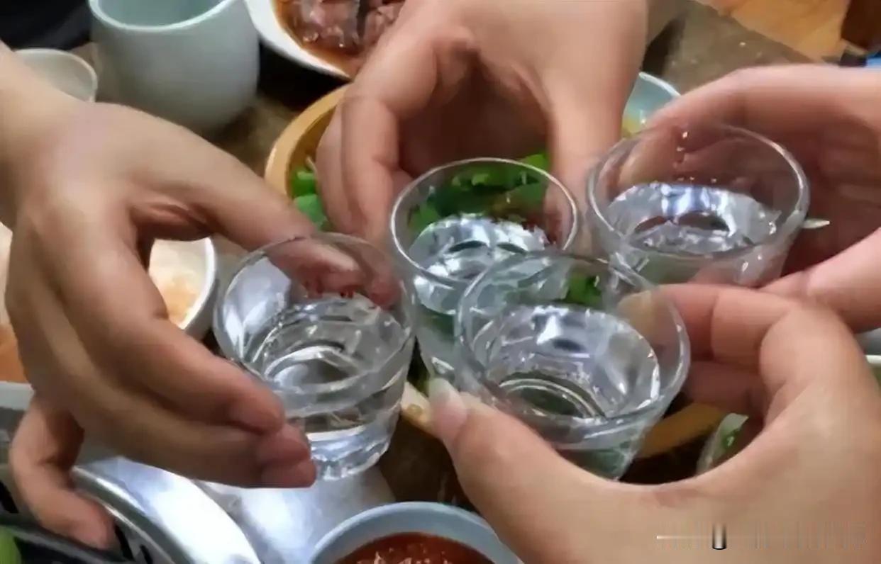 爱喝酒的男人，请记住以下几句话：

1、“感情深，一口闷”那是酒桌上的客套话，千