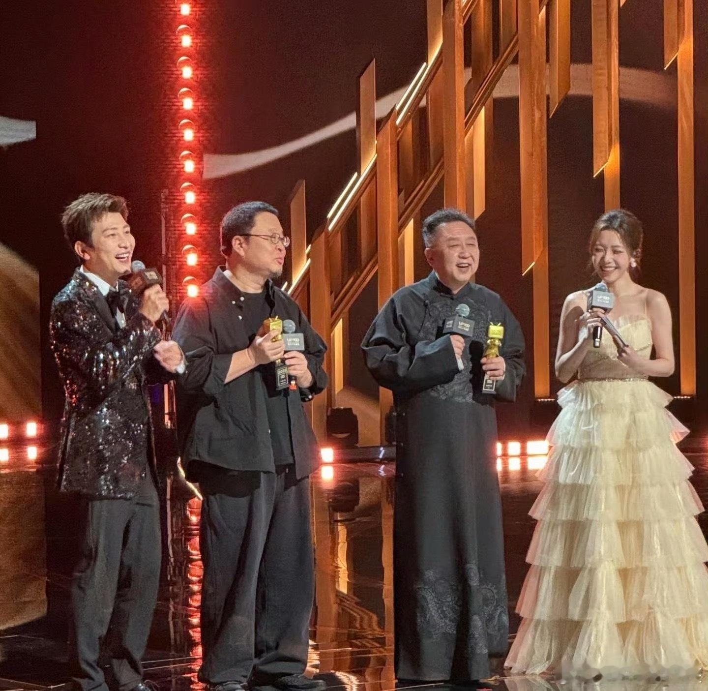 罗永浩奖杯断成两半会不会是贾总在远处发力了，这剧情确实比脱口秀还精彩。不过话说回