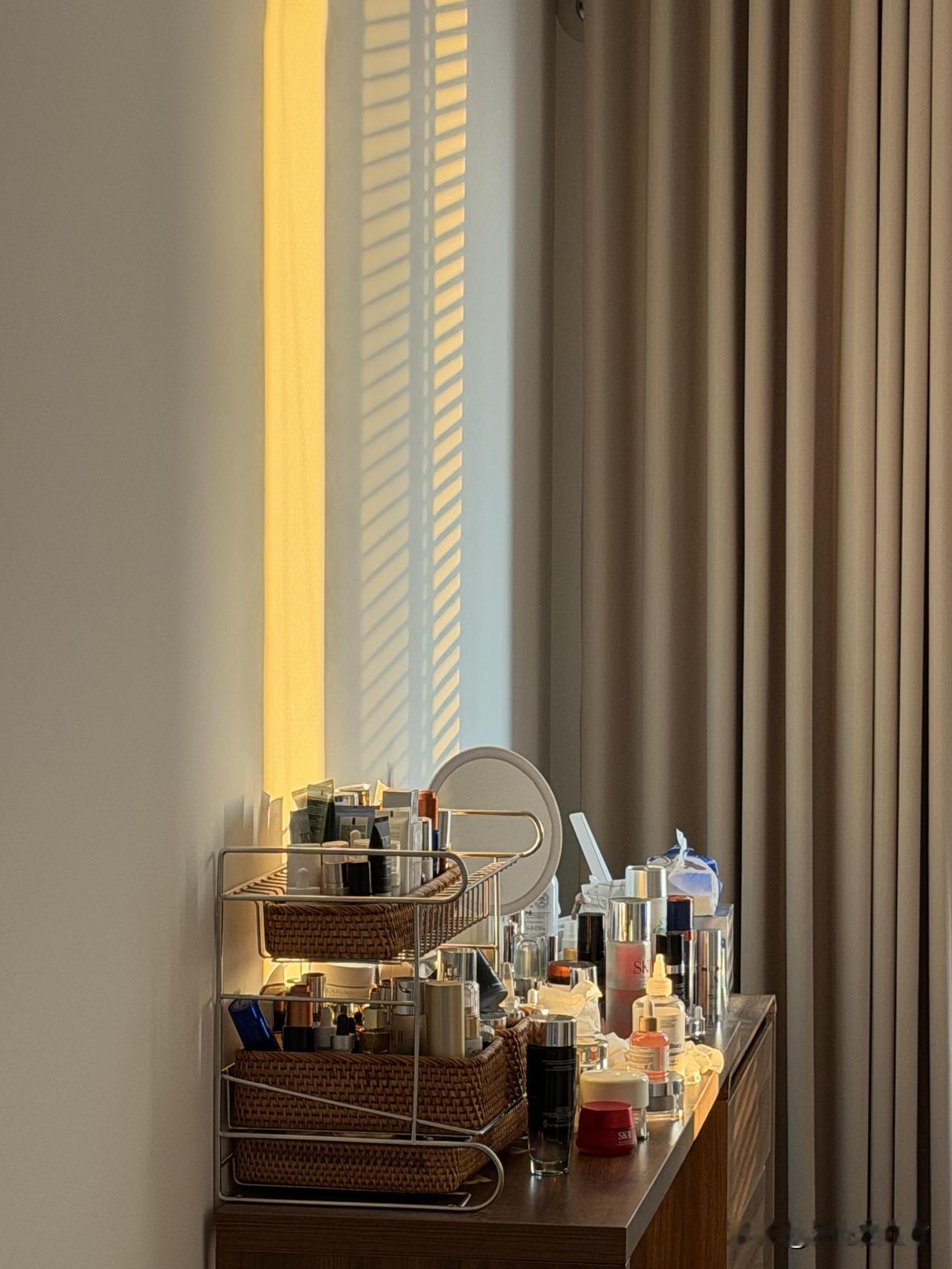 我愿意教所有人买临期护肤品！
买临期护肤品，其实是在赌一件事：时间有没有影响它最