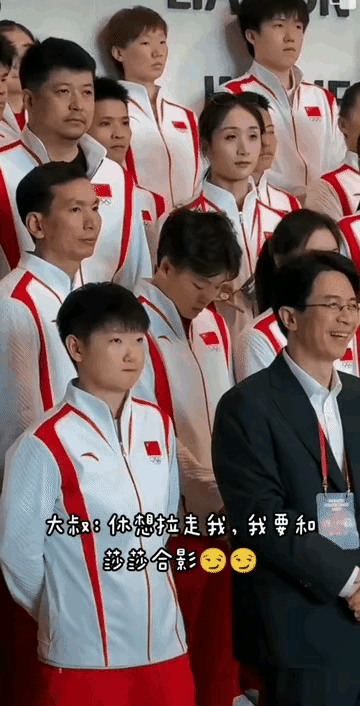 💰💰💰💰大合影环节斯文儒雅大叔坚持要和莎莎站一起合影，拒绝了站C位的一波