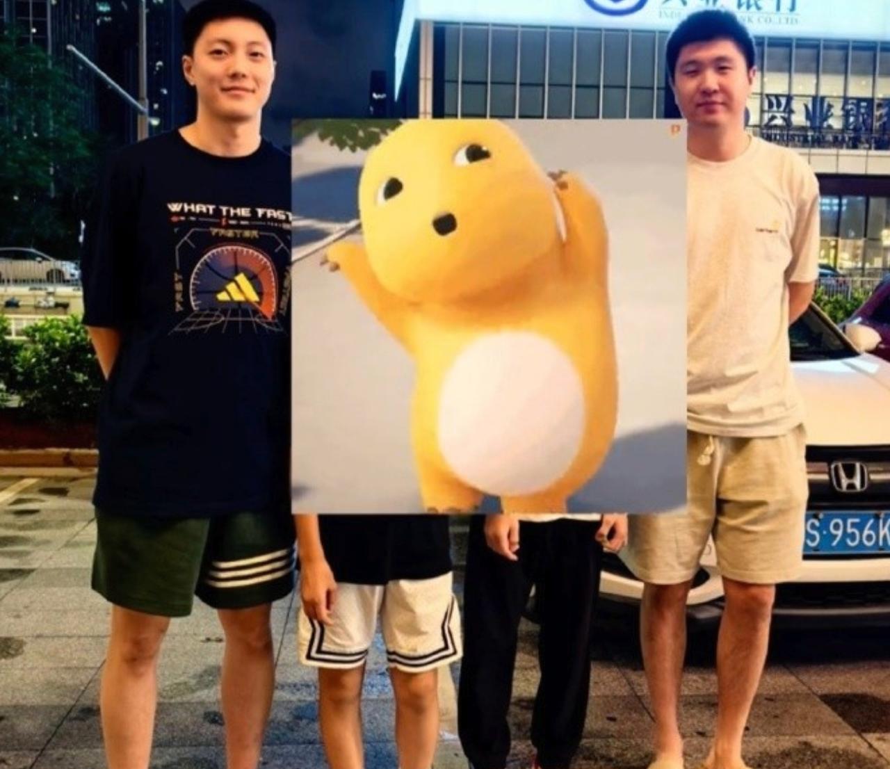 重情重义的胡明轩，球迷偶遇小胡和前队友王薪凯聚餐，去国家队报到前叙叙旧。

看到