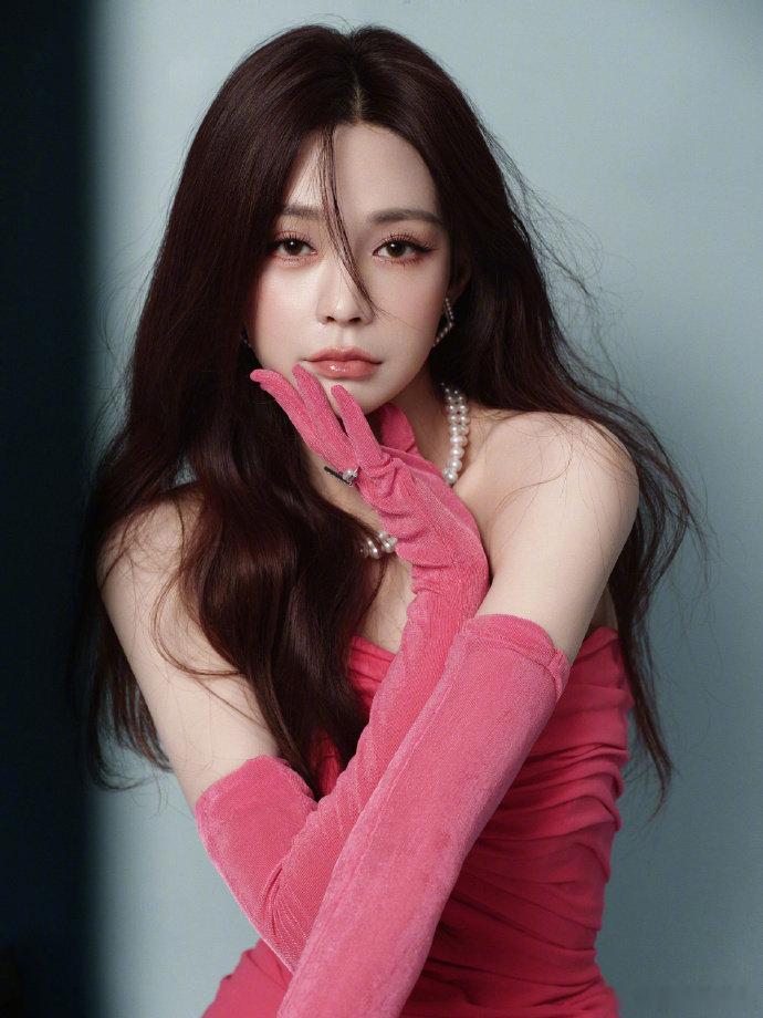 沈梦辰新年上班穿搭别人新年穿红戴绿，沈梦辰穿西装帅翻，这品味没谁了声鸣远扬