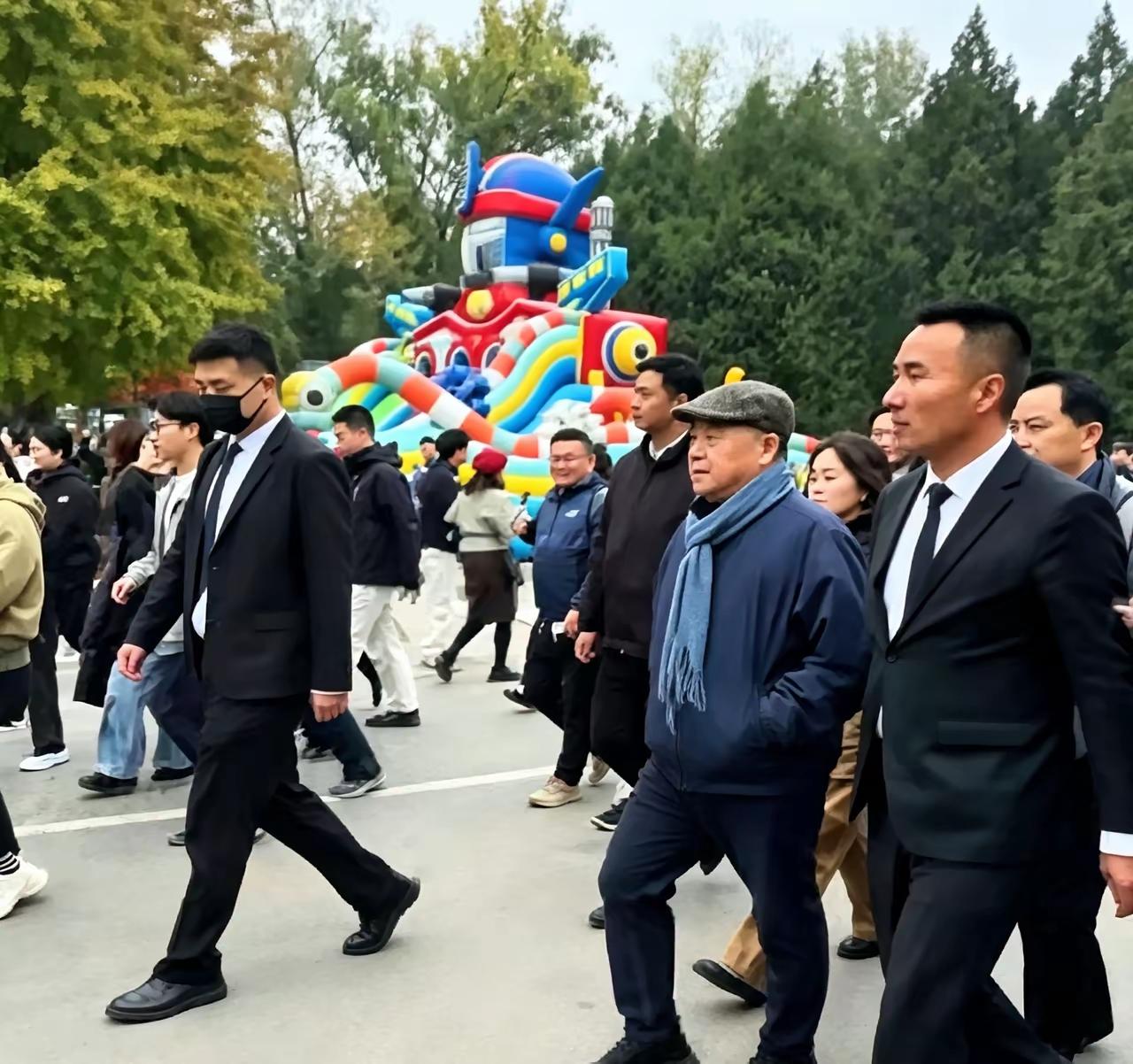 偶遇莫言老师，
仍执着于戴
他们那一代人新潮的鸭舌帽，
身边似乎有保镖，
他出行